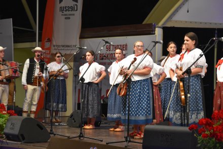 Piąty dzień Tygodnia Kultury Beskidzkiej w Wiśle - występy w wiślańskim amfiteatrze - Zespół Istebna